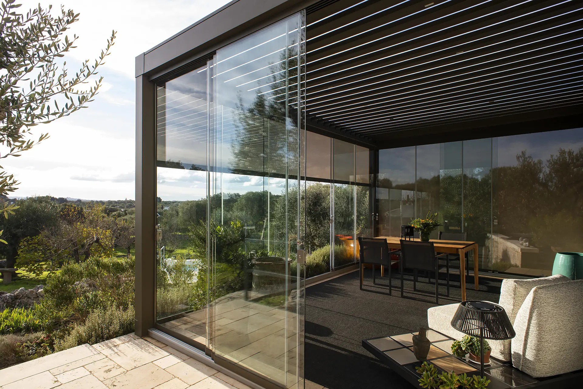 Przesuwny system oszklenia